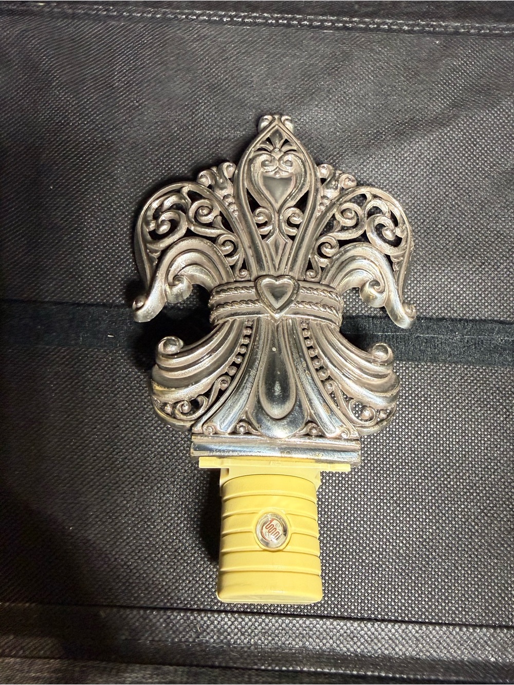 Brighton Fleur-de-Lis Night Light Plugin needs bulb #22